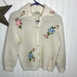 50’s Floral Embroidered White Sweater Size Small